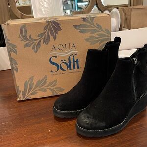 Sofft booties designed for wet weather. New in the box. Size 6